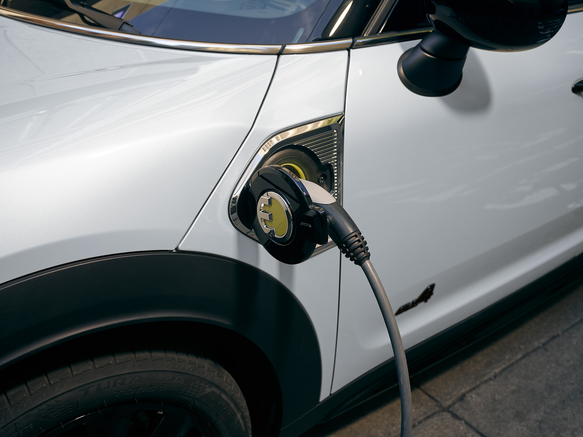 MINI Crossover PHEV – 4輪駆動であらゆる道を